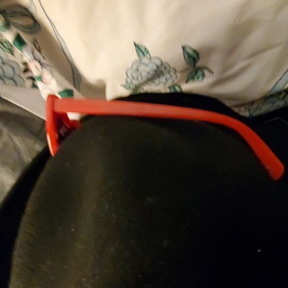 Pair of new red heart glasses with 400uv - Picture 4 of 6